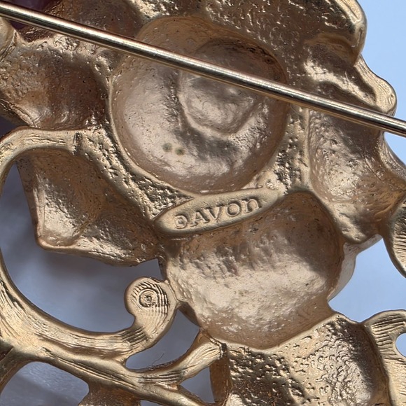 Avon Gold Tone Rose Faux Pearl Dangle Brooch Pin Rhinestone Accents Vintage - Picture 2 of 7